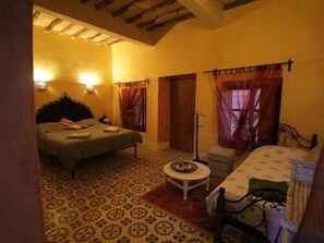 Ropa de cama de alta calidad y caja de seguridad en la habitación 