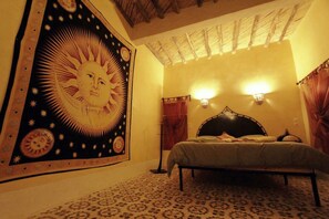 Ropa de cama de alta calidad y caja de seguridad en la habitación 