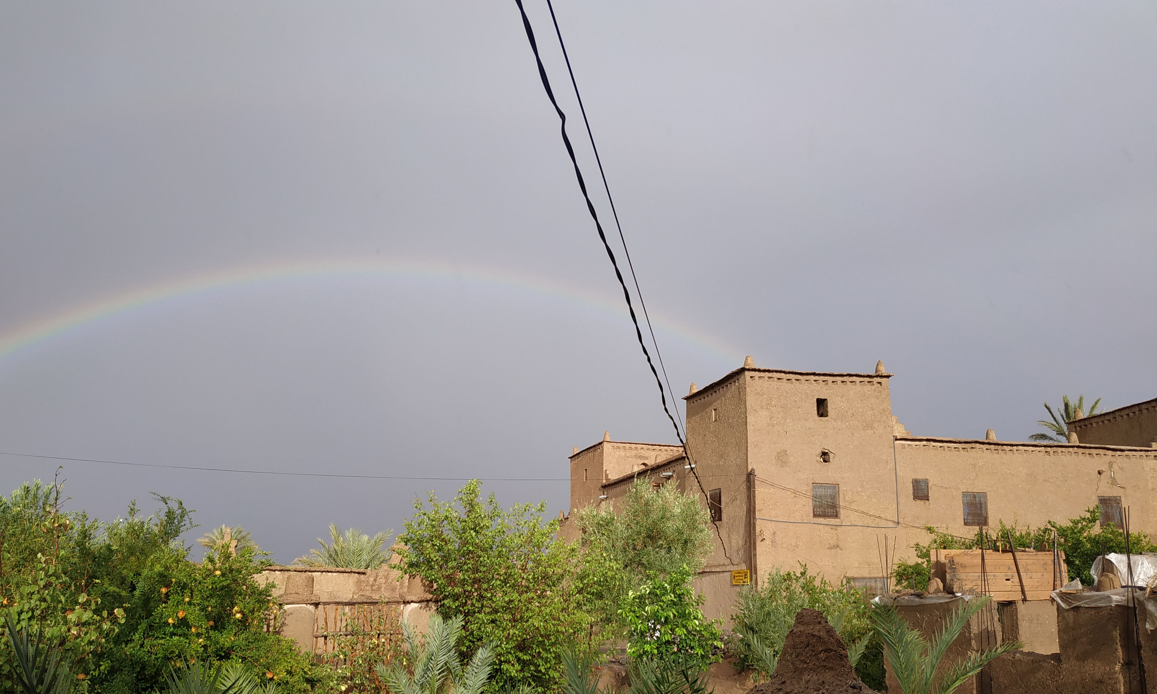 Entorno rural con edificios tradicionales y una línea eléctrica a la vista.