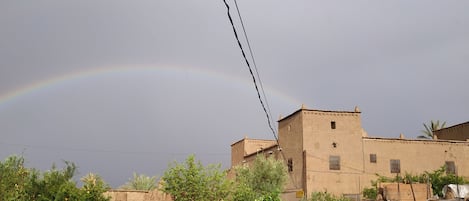 Entorno rural con edificios tradicionales y una línea eléctrica a la vista.
