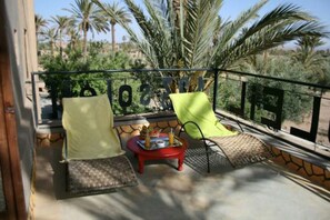 Suite familiar, 2 habitaciones, vista al jardín, en el área del jardín | Balcón