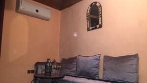 Deluxe Quadruple Room | Katil bayi/kot (percuma), dihias secara berasingan 