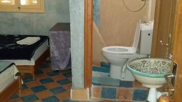 Suite | Bathroom | Shower, rainfall showerhead, free toiletries, hair dryer