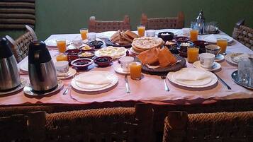 Daily continental breakfast (EUR 3 per person)