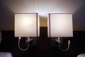 办公桌、免费 WiFi