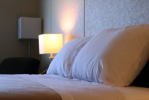 办公桌、免费 WiFi