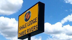 Property entrance - Shale Lodge Three Rivers (Three Rivers)