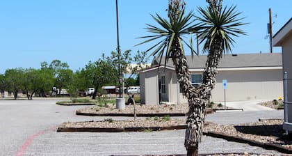 Shale Lodge Three Rivers