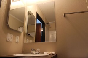 Combined shower/tub, free toiletries