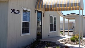 Front of property - Shale Lodge Three Rivers (Three Rivers)