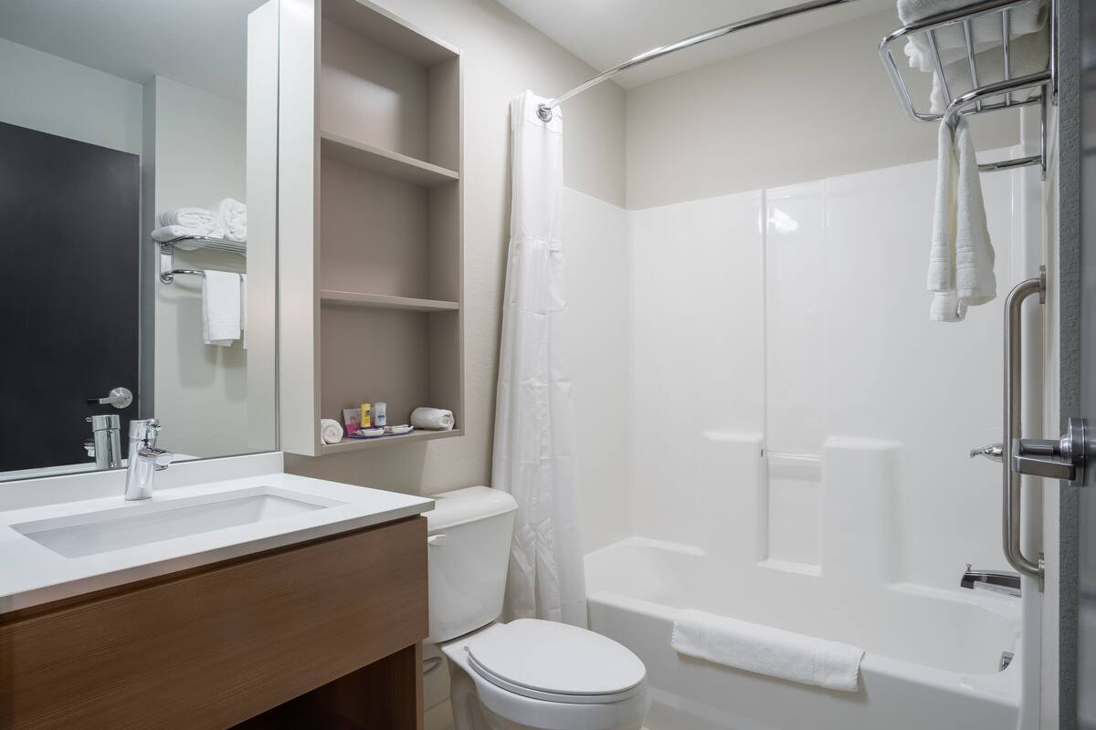 combined shower/bathtub, hair dryer, towels