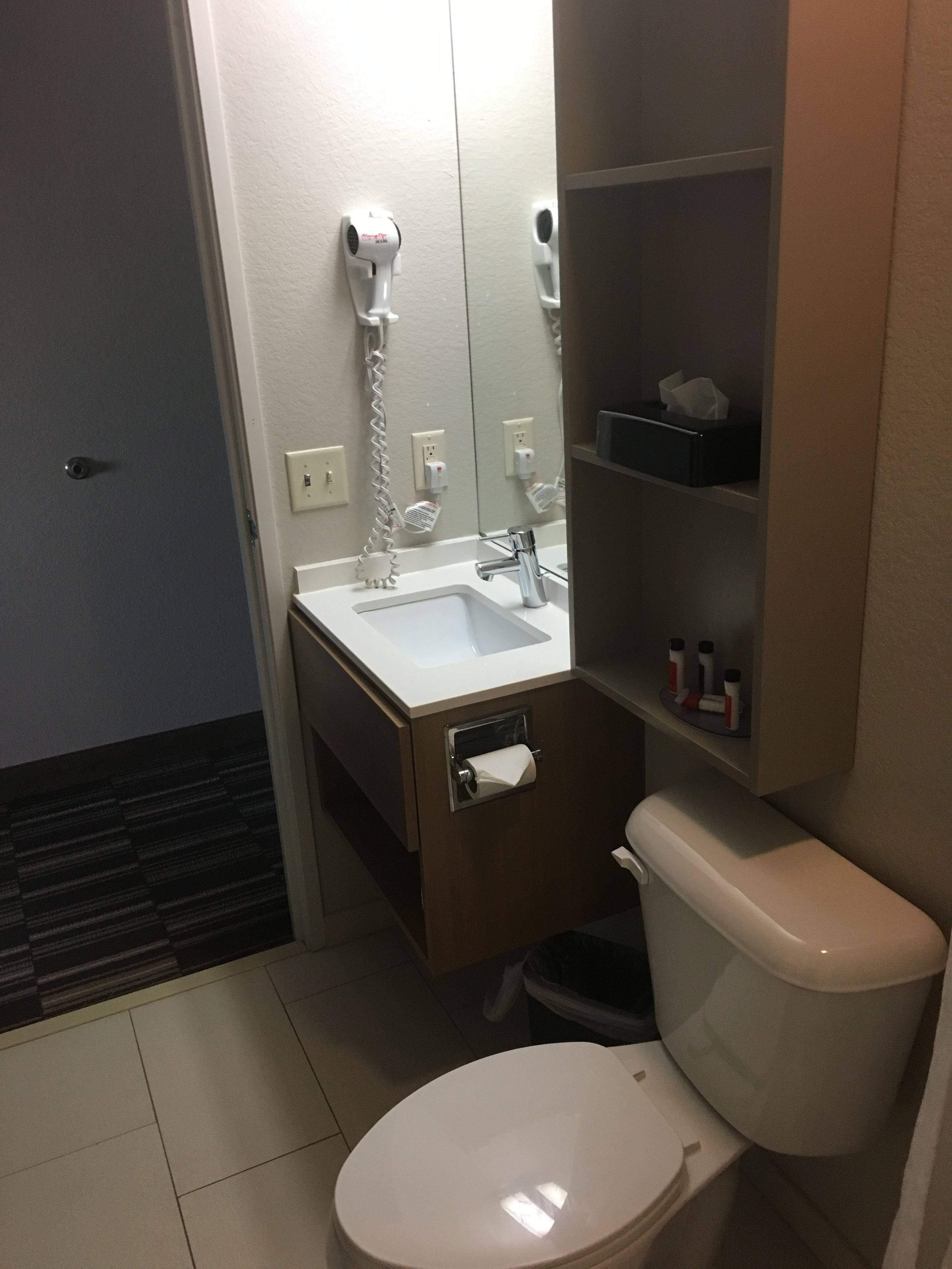 combined shower/bathtub, hair dryer, towels
