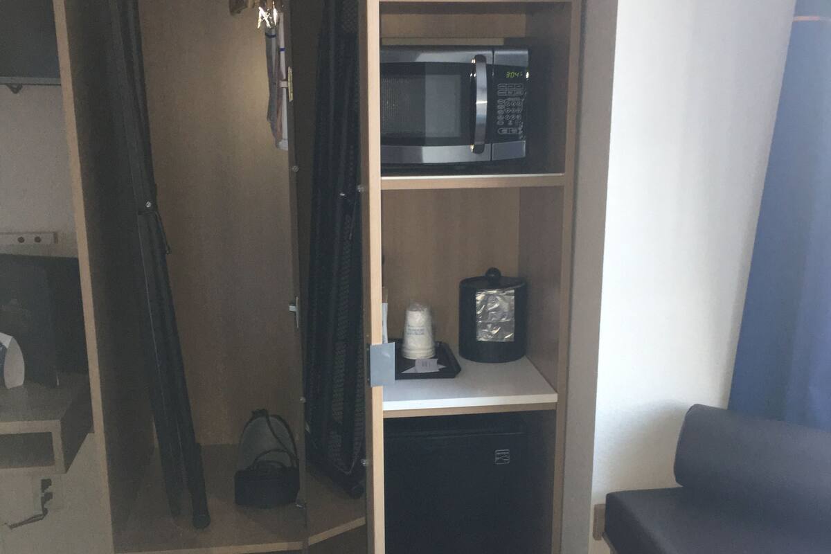 room, 1 queen bed, non smoking | coffee and/or coffee maker