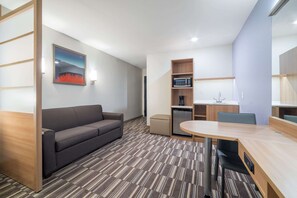 In-room safe, desk, iron/ironing board, free cots/infant beds - Microtel Inn & Suites By Wyndham Moorhead Fargo Area (Moorhead)