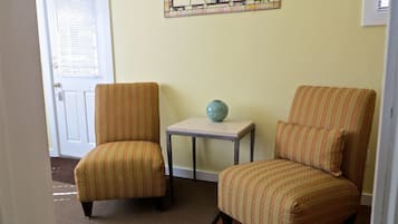 Casa de campo, 1 cama Queen | Área de estar | TV de tela plana