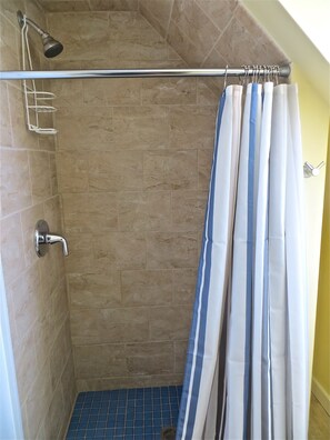 Bathroom shower - Atlantic Light Inn (Provincetown)