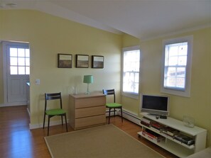 Ático, 1 cama de matrimonio | Zona de estar | Una televisión de pantalla plana