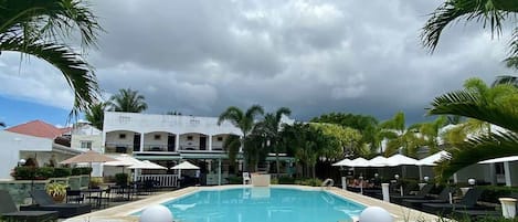 Outdoor pool, pool umbrellas, sun loungers