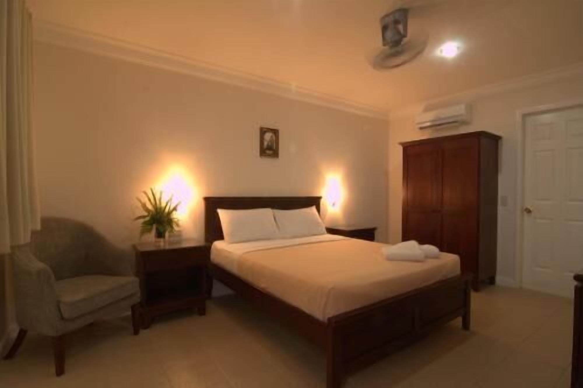 Safe på rommet, skrivebord og sengetøy