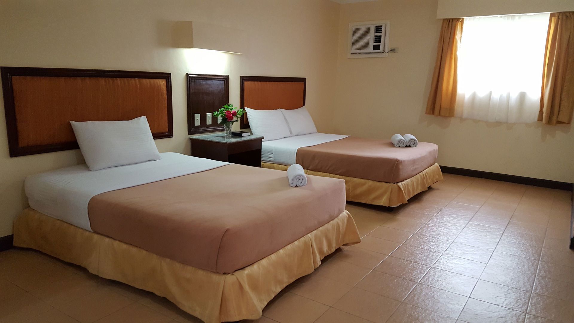 In-room safe, desk, bed sheets