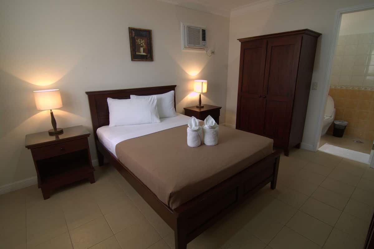 In-room safe, desk, bed sheets