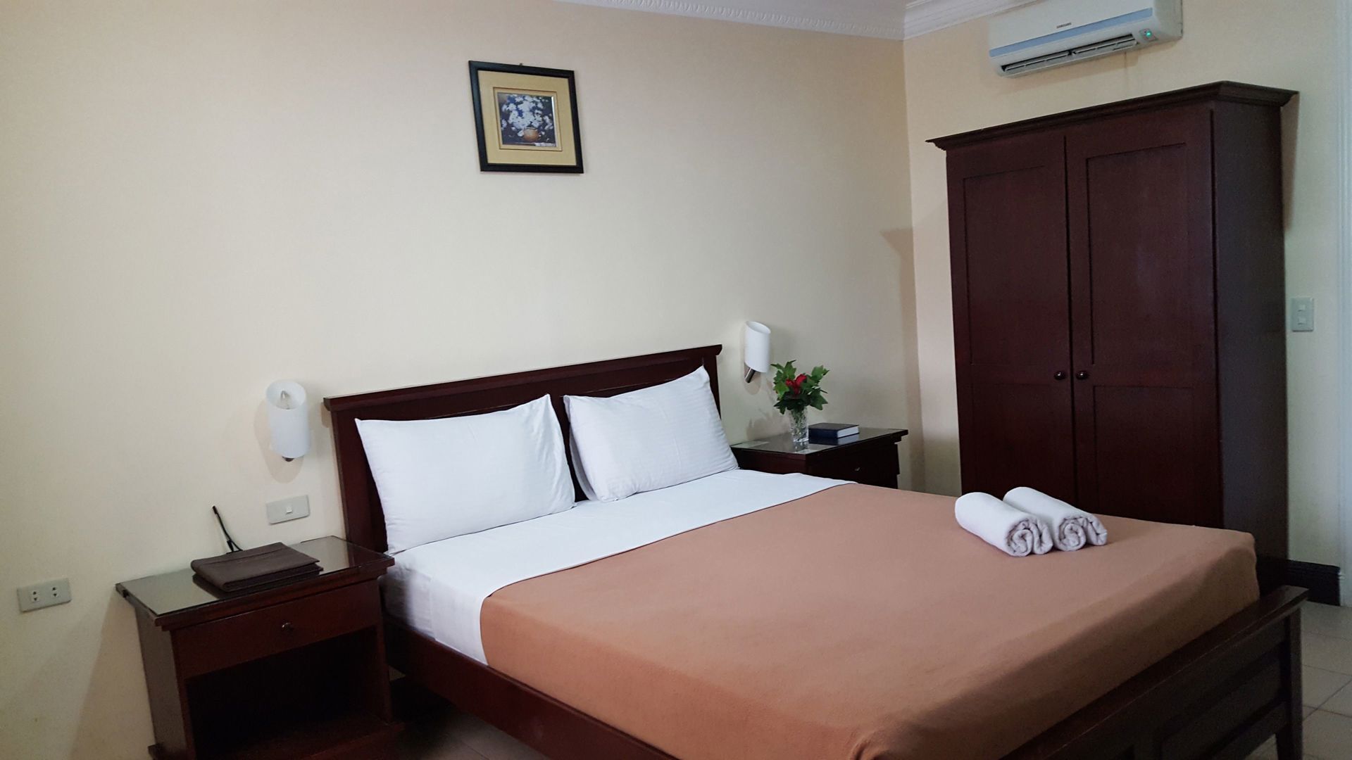 Safe på rommet, skrivebord og sengetøy