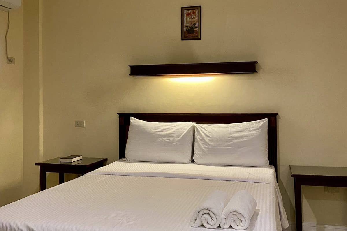 Caja de seguridad en la habitación, escritorio y ropa de cama