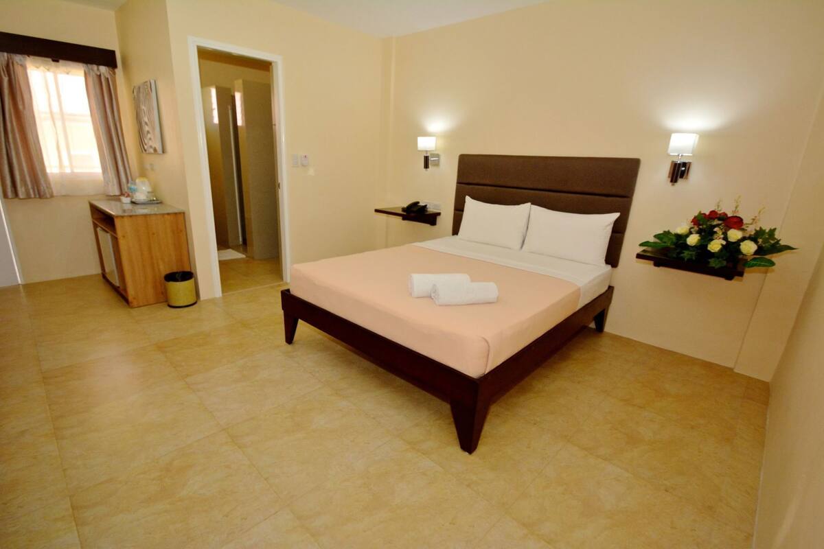 In-room safe, desk, bed sheets