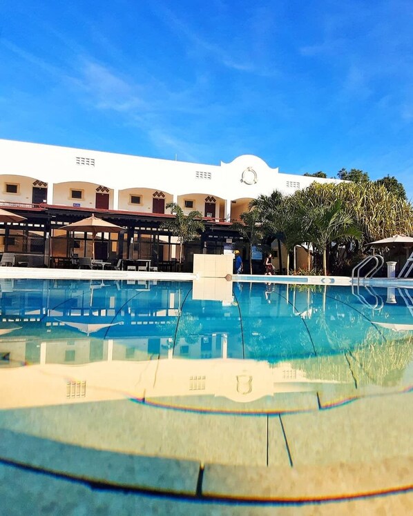 Outdoor pool, pool umbrellas, pool loungers - Panglao Regents Park Resort (Panglao)