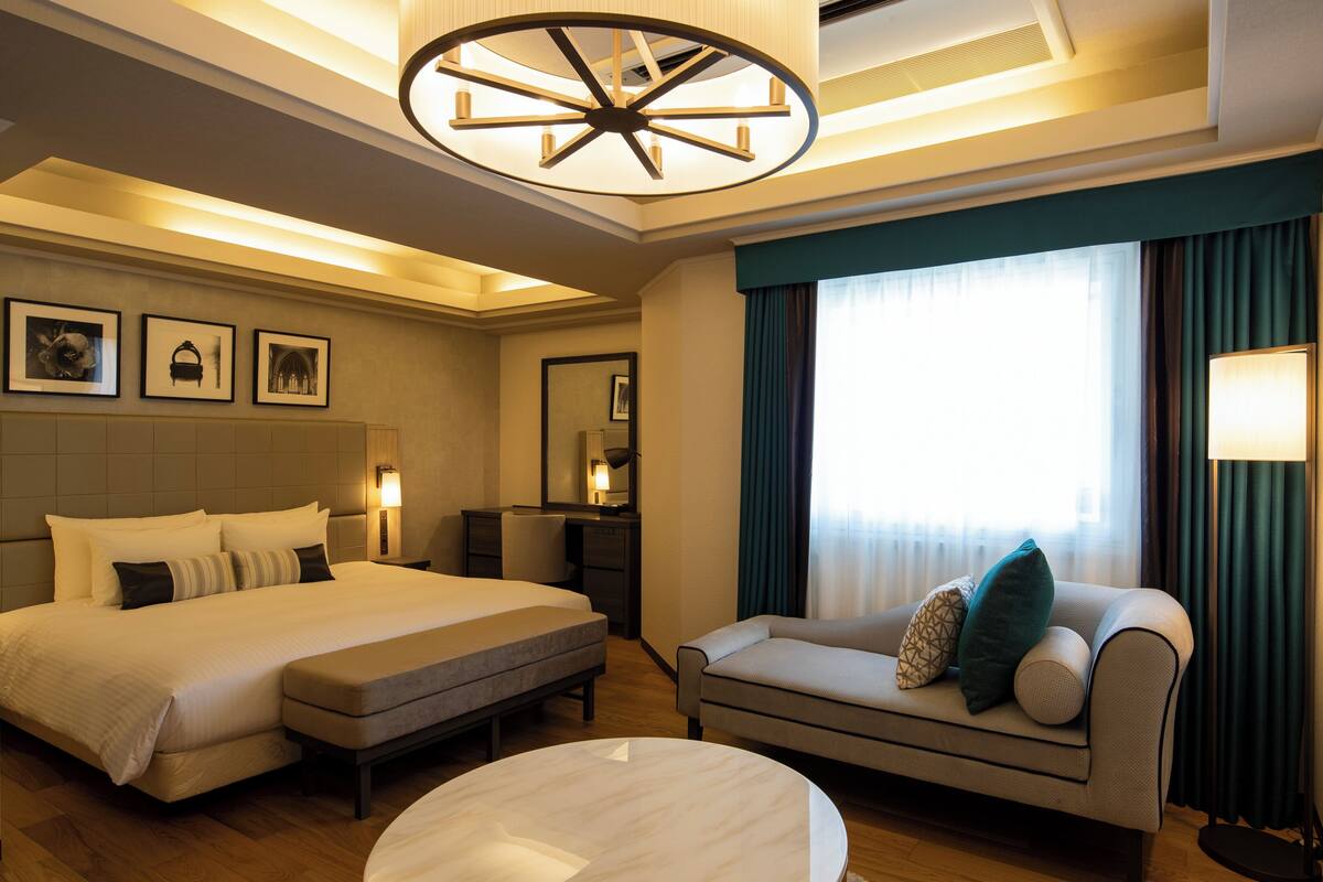 Tabla de planchar con plancha, wifi gratis, ropa de cama