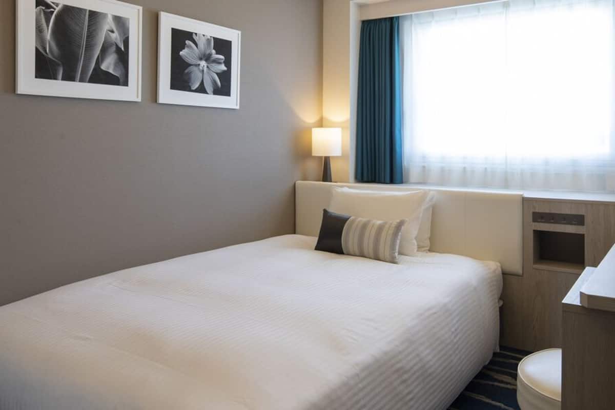 Tabla de planchar con plancha, wifi gratis y ropa de cama