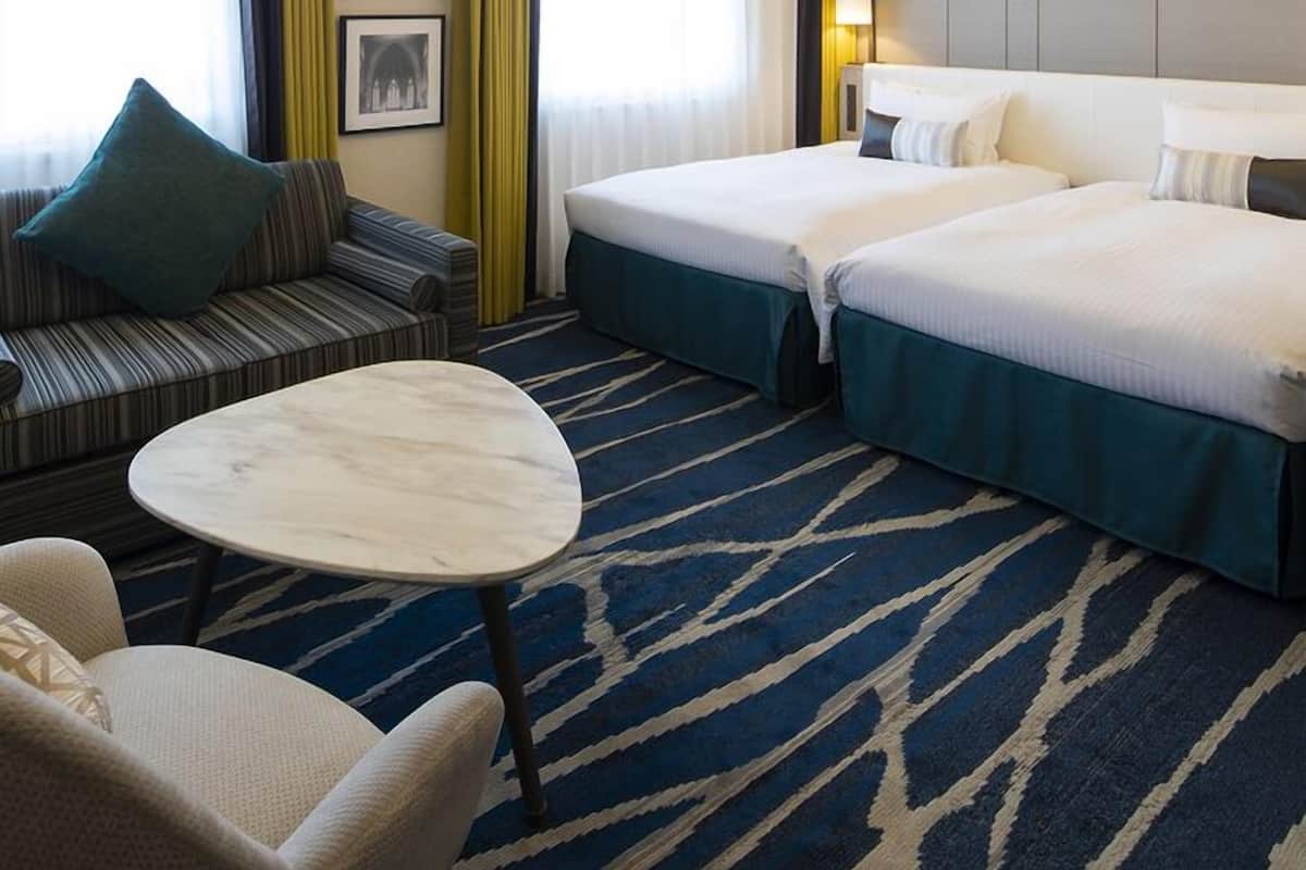 Tabla de planchar con plancha, wifi gratis y ropa de cama