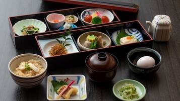 Ein traditionelles japanisches Menü mit verschiedenen Gerichten und einem Teeservice.