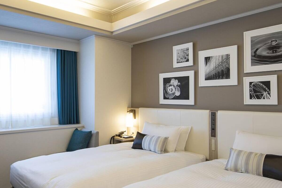 Tabla de planchar con plancha, wifi gratis, ropa de cama