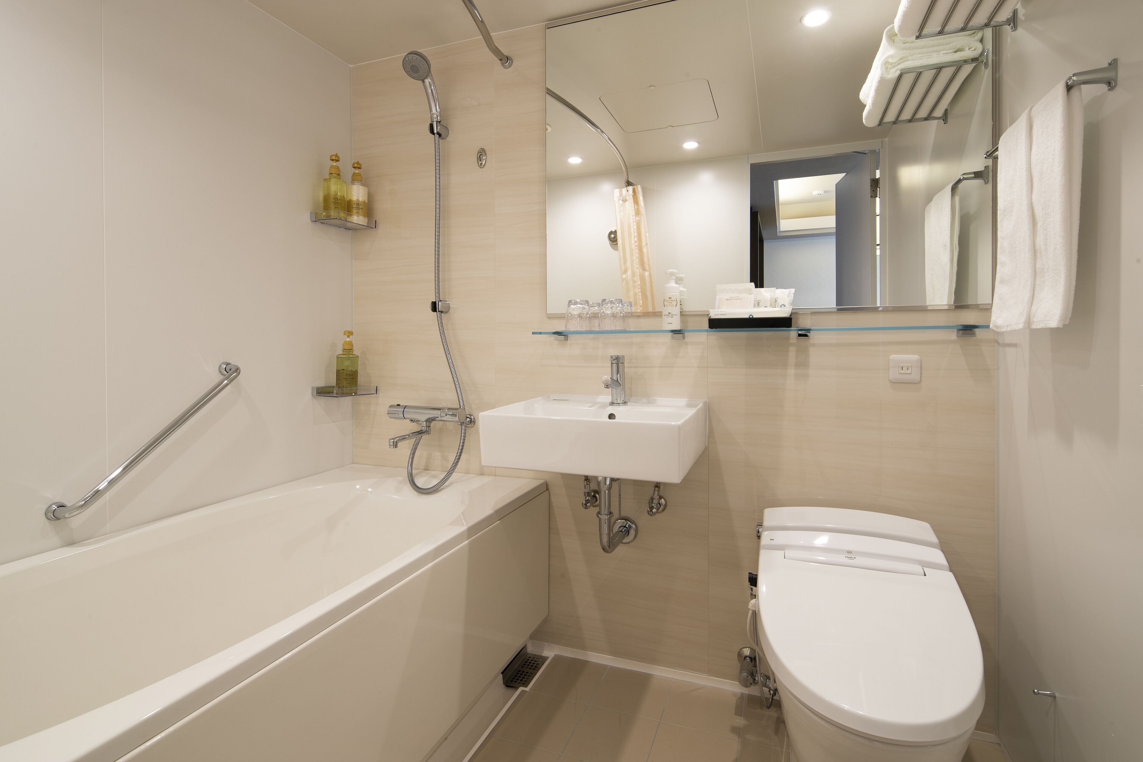 superior double room, non smoking | bathroom | combined shower/bathtub, hair dryer, slippers, electronic bidet