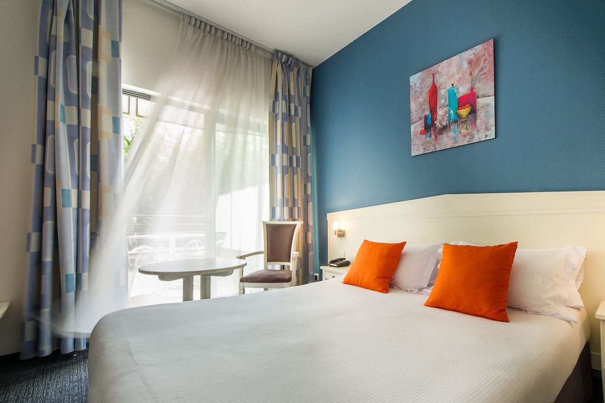 Standard Double Room | Premium bedding, in-room safe, desk, blackout drapes