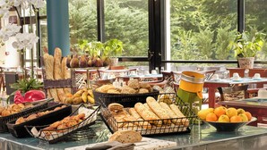 Daily buffet breakfast for a fee