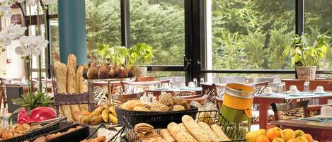 每日供应自助式早餐(每人 EUR 15)