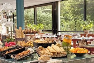 Café da manhã com buffet todos os dias mediante uma taxa