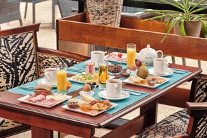Café da manhã com buffet todos os dias mediante uma taxa