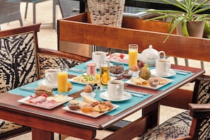 Petit déjeuner buffet (15 EUR par personne)