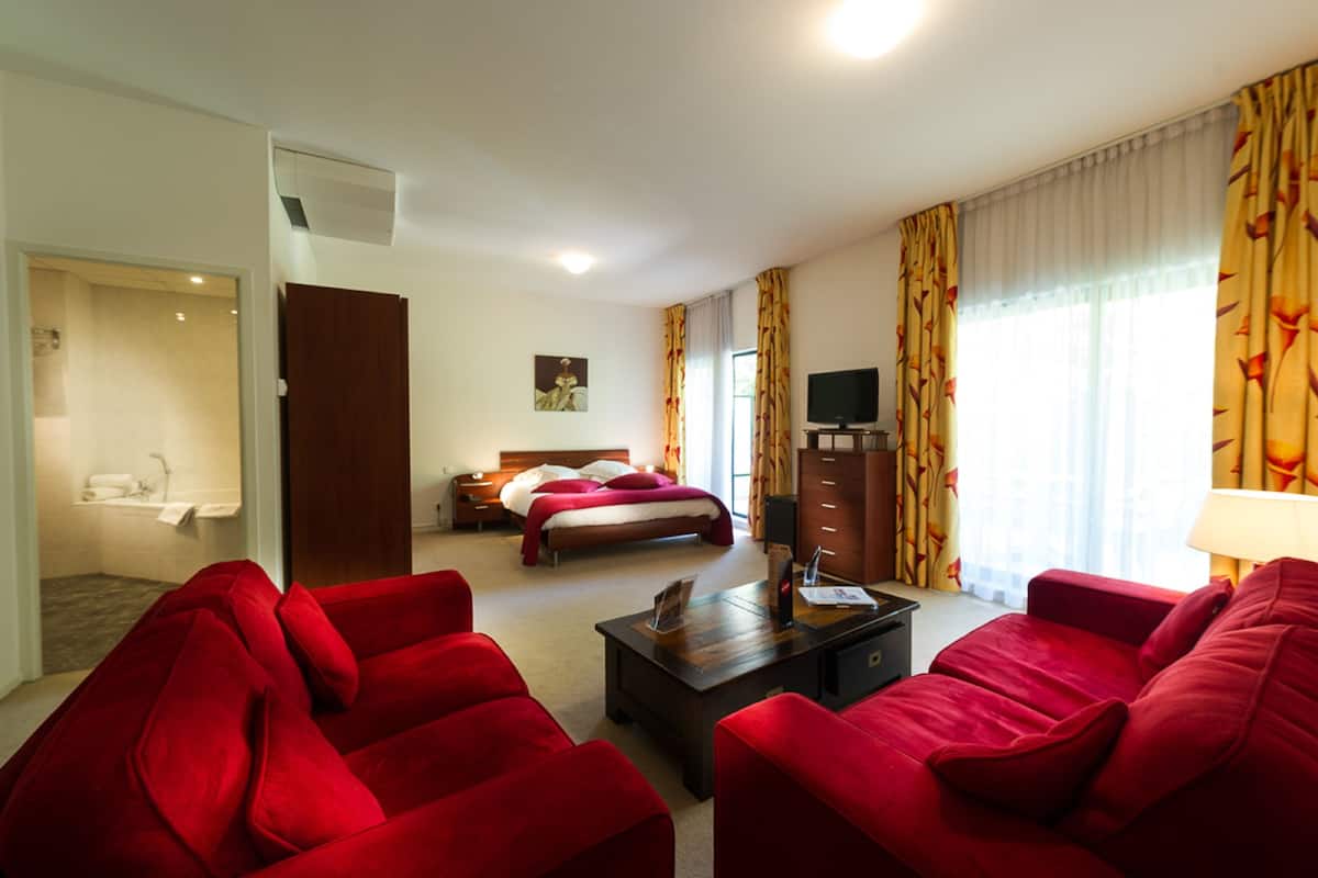 Suite | Living area | Flat-screen TV