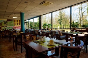 Desayuno buffet todos los días (con cargo)