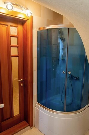 Appartement, 1 slaapkamer | Badkamer met douche