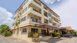 A multi-story hotel with balconies, a covered entrance, and a parking area. - Le Viengping (Chiang Mai)