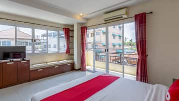 Escritorio, wifi gratis y ropa de cama