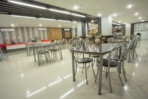 Phục vụ bữa trưa, món Thái