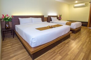 In-room safe, desk, free WiFi, bed sheets - Pangviman Place Resotel (Chiang Mai)