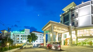 A modern hotel with a well-lit entrance, a visible sign, and a clear view of the surrounding buildings. - Pangviman Place Resotel (Chiang Mai)