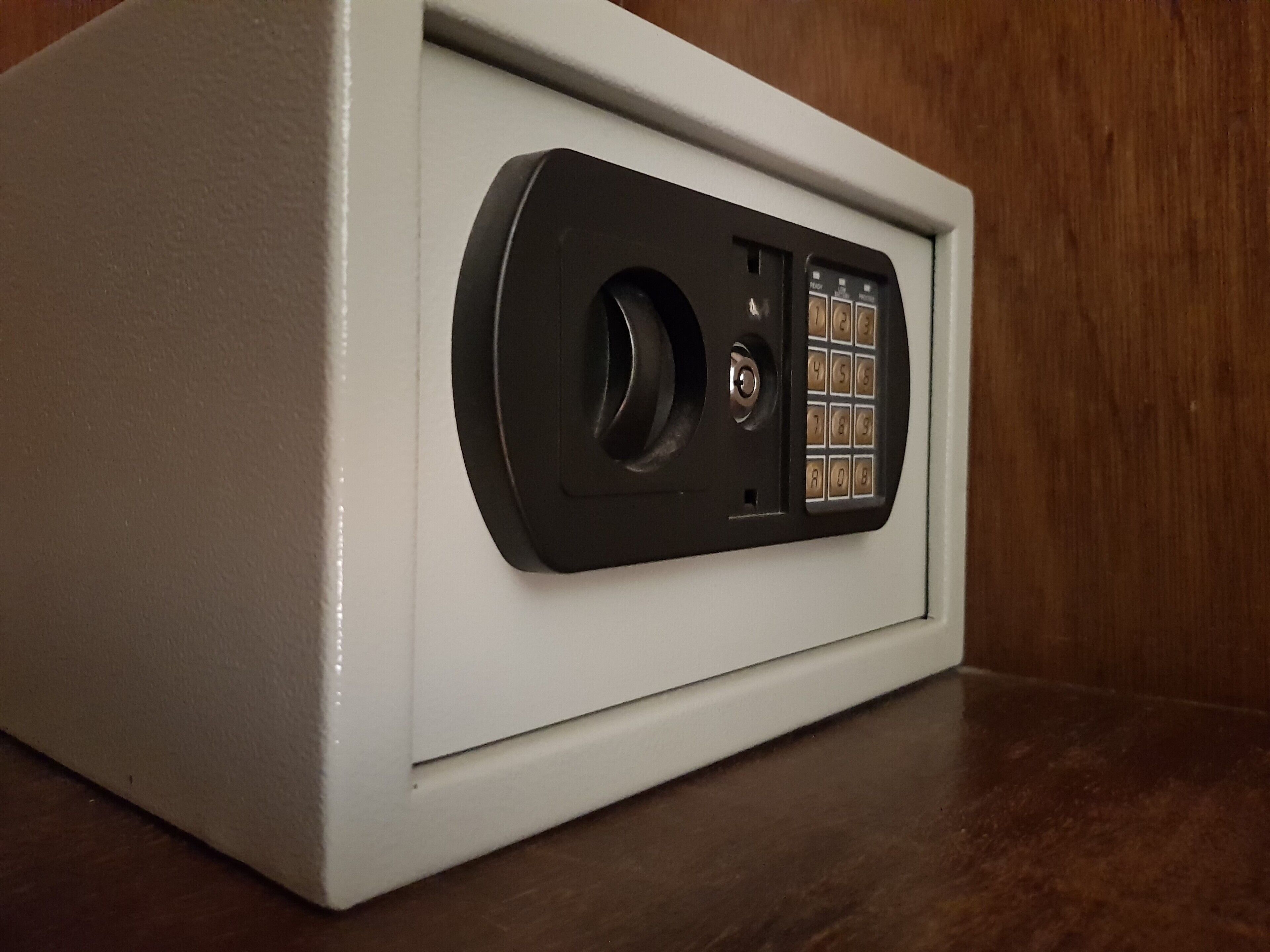 Un mueble blanco con un candado negro y un teclado numérico.